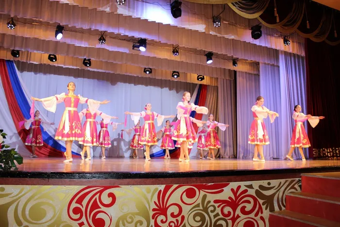 АНСАМБЛЬ МОЛОДОСТЬ