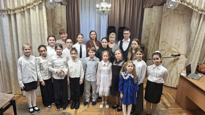 Фото со школьного концерта к 100-летию Шаинского