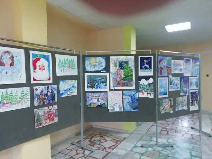 стенды выставки рисунков  в ДШИ №2