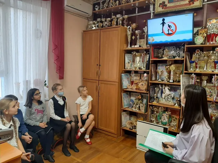 слева на право - учащиеся методического отделения "Музыкальный фольклор" и преподаватель Шалабода Э.Р.
