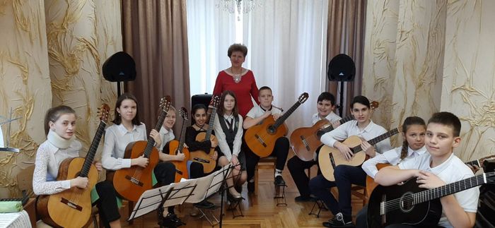 учащиеся класса гитары и преподаватель Тихонова Г.М.